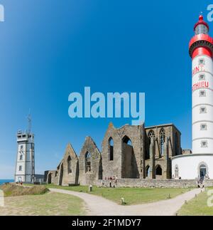 Vue sur les phares et l'abbaye de point Saint Mathieu La côte de Bretagne en France Banque D'Images