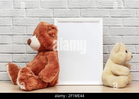 Deux jouets en peluche ours en peluche se sont détournés l'un de l'autre, querelant amis, ressentiment. Entre le cadre de jouets avec du papier blanc pour votre texte. Banque D'Images