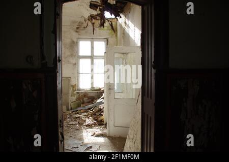 Vieux intérieur dans un bâtiment en ruines. Un coin mystérieux d'une maison sale. Banque D'Images