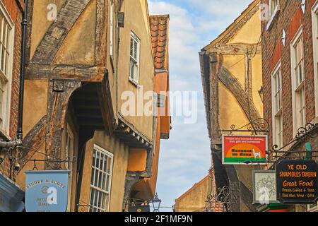 Les Shambles, l'une des plus anciennes rues du coeur historique de York, dans le Yorkshire, le nord de l'Angleterre, la Grande-Bretagne. Banque D'Images