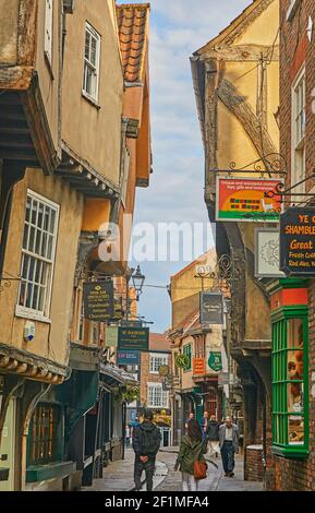 Les Shambles, l'une des plus anciennes rues du coeur historique de York, dans le Yorkshire, le nord de l'Angleterre, la Grande-Bretagne. Banque D'Images