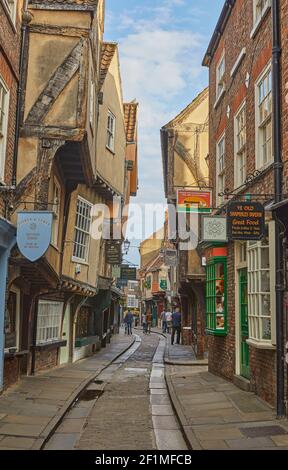 Les Shambles, l'une des plus anciennes rues du coeur historique de York, dans le Yorkshire, le nord de l'Angleterre, la Grande-Bretagne. Banque D'Images