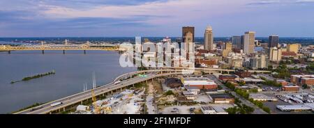 Vue aérienne sur le centre-ville de Louisville, Kentucky, sur la rivière Ohio Banque D'Images