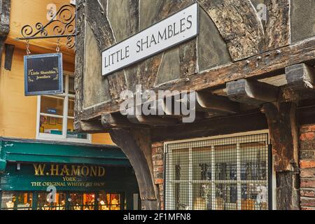 Les Shambles, l'une des plus anciennes rues du coeur historique de York, dans le Yorkshire, le nord de l'Angleterre, la Grande-Bretagne. Banque D'Images