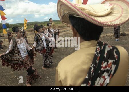 Rote Island, Indonésie. 16 juillet 2009. Les jeunes femmes qui exécutent la danse traditionnelle de l'île de Rote pour accueillir des fonctionnaires au cours d'un événement cérémonial pour libérer l'espèce endémique de tortue à col serpent (Chelodina mccordi) de l'île élevée en captivité à son habitat naturel. Lac Peto, village de Maubesi, rote Ndao regency, Nusa Tenggara est, Indonésie. Banque D'Images