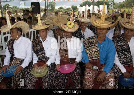 Rote Island, Indonésie. 16 juillet 2009. Des hommes portant la tenue traditionnelle de l'île de Rote participant à un événement cérémonial pour libérer les tortues endémiques à col serpent de l'île de Rote (Chelodina mccordi) dans son habitat convenable au lac Peto, village de Maubesi, Rote Ndao regency, East Nusa Tenggara, Indonésie. Banque D'Images