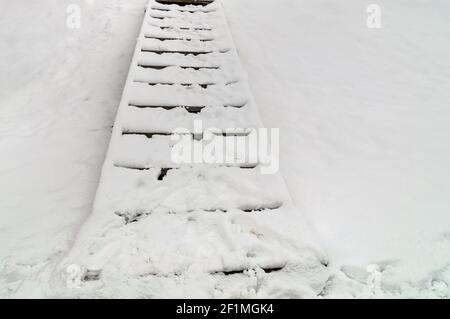 Escaliers sous la neige. Arrière-plan avec espace de copie Banque D'Images