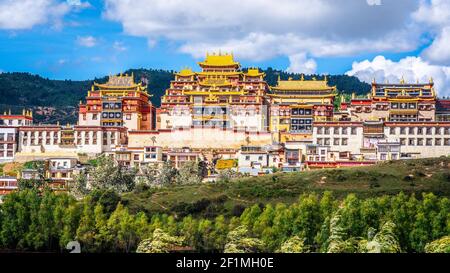 Monastère de Ganden Sumtseling bâtiments principaux vue panoramique avec toits dorés Entouré de verdure à Shangri-la Yunnan en Chine Banque D'Images