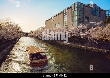 Canal d'Okazaki avec fleur de cerisier à kyoto, japon au crépuscule Banque D'Images