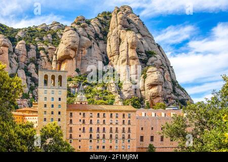 Montagnes de Montserrat et monastère bénédictin de Santa Maria de Montserrat Banque D'Images