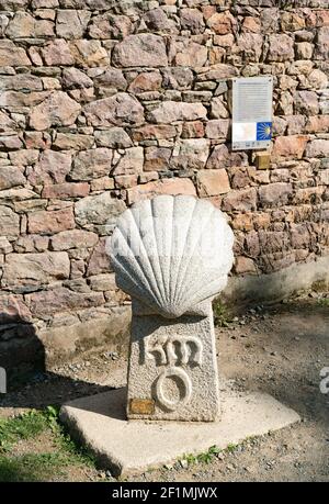 Le début du pèlerinage de Camino Breton à l'abbaye de Beauport En Bretagne avec le symbole de la coquille Banque D'Images
