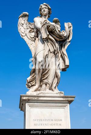 Rome, Italie - 13 juillet 2019 : statue de l'Ange avec le Garment et le Dice dans le pont Aelian - Ponte Sant'Angelo au-dessus du Tibre Banque D'Images