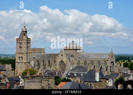 Photo sans date de la Cathédrale Saint-Samson de Dol, une église catholique romaine située à Dol-de-Bretagne, France. L'écrivain gallois le plus vendu Ken Follett a fait don des redevances de son livre "notre-Dame" publié après le feu du 15 avril 2019 à la commune de Dol-de-Bretagne pour restaurer la cathédrale Saint-Samson, classée monument historique depuis 1840. Photo de la Fondation du Patrimoine via ABACAPRESS.COM Banque D'Images