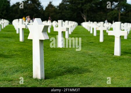 Vue sur les pierres à tête du cimetière américain d'Omaha Beach En Normandie Banque D'Images