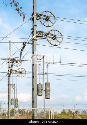 Installation électrique d'une voie ferrée par jour nuageux Banque D'Images