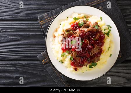 Cuisine de Laponie Poronkaristys venison avec purée de pommes de terre et sauce aux baies de lingonyre dans une assiette sur la table. Vue horizontale dessus Banque D'Images