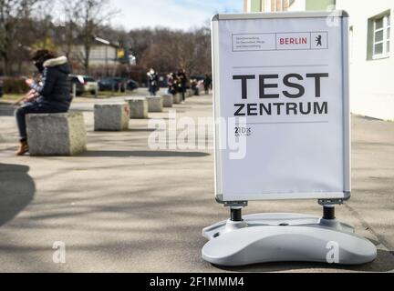 Berlin, Allemagne. 09e mars 2021. En face du Corona Rapid Test Center de Lehrter Straße, certaines personnes attendent derrière un panneau indiquant 'Test Center'. Depuis 08.03.2021, Berliners peut être testé gratuitement une fois par semaine pour le virus corona. Credit: Kira Hofmann/dpa-Zentralbild/dpa/Alay Live News Banque D'Images