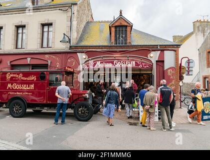 Touristes visitant et se bousquant dans le magasin historique de la Maison Gosselin À Saint-Bvaast-la-Hougue Banque D'Images