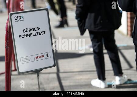 Berlin, Allemagne. 09e mars 2021. Les gens font la queue devant le Corona Rapid Test Center sur Lehrter Straße derrière un panneau indiquant "Citizens" Rapid Test". Les Berliners ont été en mesure d'être testés gratuitement pour le virus corona une fois par semaine depuis 08.03.2021. Credit: Kira Hofmann/dpa-Zentralbild/dpa/Alay Live News Banque D'Images