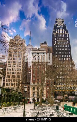 Bryant Park avec le radiateur américain et l'Empire State Building en hiver à Manhattan à New York, États-Unis Banque D'Images