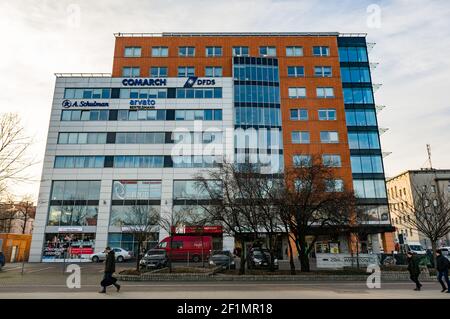 POZNAN, POLOGNE - 21 février 2018 : devant le bâtiment Globis situé dans la rue de la rue de la ville, dans le centre-ville Banque D'Images