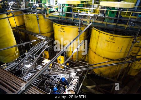 Khromtau/Kazakhstan - mai 06 2012 : usine de concentration de minerai de cuivre. Équipement technologique Outokumpu. Réservoirs jaunes pour flottation et traitement et deux m Banque D'Images