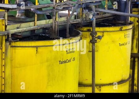 Khromtau/Kazakhstan - mai 06 2012 : usine de concentration de minerai de cuivre. Équipement technologique Outokumpu. Bains de flottation en acier jaune. Banque D'Images