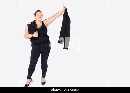 Une photo d'une femme pleine de plumpe dans des vêtements de bureau sur un fond blanc montrant l'index jusqu'au côté vide espace pour votre annonce. Banque D'Images