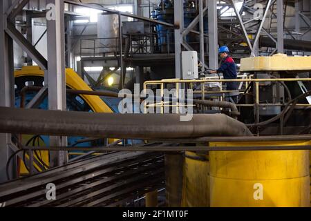 Khromtau/Kazakhstan - mai 06 2012 : usine de concentration de minerai de cuivre. Personnel et équipement de maintenance. Bains flottants à Outokumpu. Banque D'Images