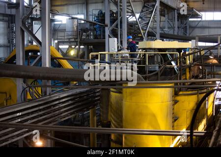 Khromtau/Kazakhstan - mai 06 2012 : usine de concentration de minerai de cuivre. Personnel et équipement de maintenance. Salle de bains flottante Outokumpu Banque D'Images