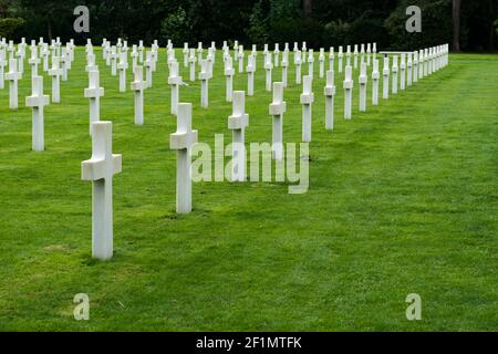 Vue sur les pierres à tête du cimetière américain d'Omaha Beach En Normandie Banque D'Images