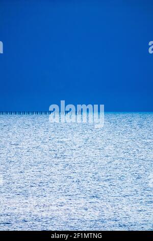 Résumé image de l'estuaire de la Tamise et du boom de la défense de la Guerre froide avant Lever de soleil avec des couleurs bleu évidentes Banque D'Images