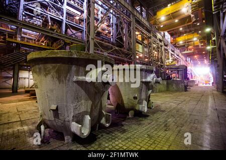 Usine métallurgique de cuivre. Godets métallurgiques dans un atelier d'usine. Concentrez-vous sur le godet métallurgique gauche Banque D'Images