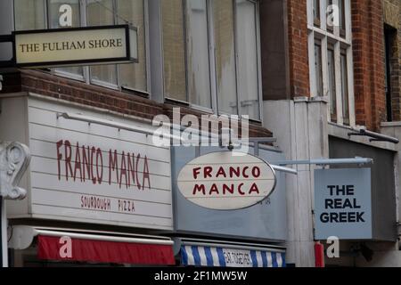 Fulham Shore, restaurants adjacents Franco Manca et le grec réel, avec le panneau Fulham Shore Banque D'Images