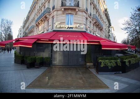 Photo du dossier datée du 15 mars 2020 du restaurant du Fouquet fermé à Paris, France. Il a été confirmé que le coronavirus avait atteint la France le 24 janvier 2020, lorsque le premier cas de COVID-19 a été identifié à Bordeaux, tant en Europe qu'en France. Le 16 mars, le président Macron a annoncé le maintien obligatoire à domicile pendant 15 jours à compter de midi le 17 mars. Photo de Nasser Berzane/ABACAPRESS.COM Banque D'Images