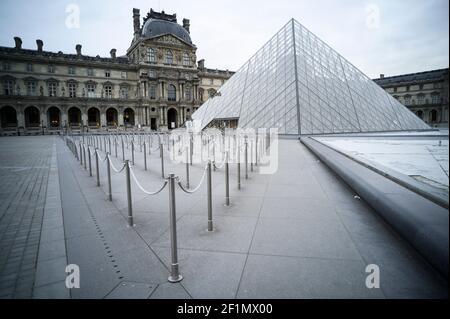 Photo du dossier en date du 14 mars 2020 du Musée du Louvre qui a été fermé en raison du coronavirus pour une durée indéterminée à Paris, en France. Il a été confirmé que le coronavirus avait atteint la France le 24 janvier 2020, lorsque le premier cas de COVID-19 a été identifié à Bordeaux, tant en Europe qu'en France. Le 16 mars, le président Macron a annoncé le maintien obligatoire à domicile pendant 15 jours à compter de midi le 17 mars. Photo par Eliot Blondt/ABACAPRESS.COM Banque D'Images