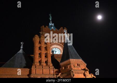 Bâtiment Pierhead, baie de Cardiff, Cardiff, pays de Galles la nuit Banque D'Images