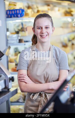 Portrait OT Teenage Girl travaillant à Delicatessen Food Shop AS Expérience professionnelle Banque D'Images