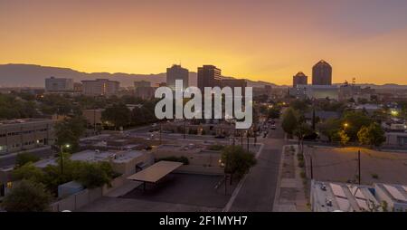 Orange Sunrise vue aérienne Centre-ville Skyline Albuquerque Nouveau-Mexique Banque D'Images