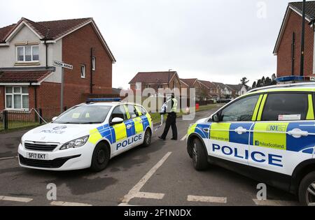 Un policier se tient à l'entrée de l'avenue Troon à Dundee, alors que la recherche de Bennylyn Burke se poursuit. Un homme de 50 ans a été arrêté vendredi dans une propriété de l'avenue Troon, Dundee, à la suite de la disparition de Burke et de sa fille de deux ans, Jellica. Date de la photo: Mardi 9 mars 2021. Banque D'Images