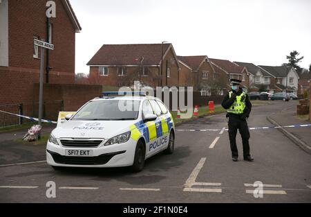 Un policier se tient à l'entrée de l'avenue Troon à Dundee, alors que la recherche de Bennylyn Burke se poursuit. Un homme de 50 ans a été arrêté vendredi dans une propriété de l'avenue Troon, Dundee, à la suite de la disparition de Burke et de sa fille de deux ans, Jellica. Date de la photo: Mardi 9 mars 2021. Banque D'Images