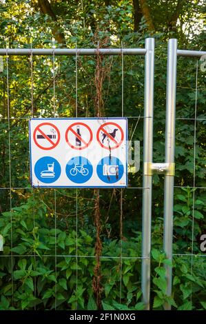 POZNAN, POLOGNE - 31 août 2017 : modification des restrictions et des informations relatives aux activités autorisées sur une clôture métallique au parc Frajda Banque D'Images