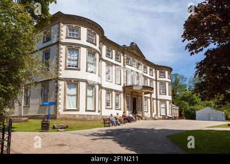 Vue extérieure de la façade de Sewerby Hall, une maison de campagne géorgienne près de Bridlington, dans le Yorkshire de l'est Banque D'Images