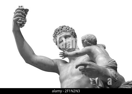 Statue de Dionysos ou de Bacchus avec bouquet de raisins isolés sur blanc Banque D'Images