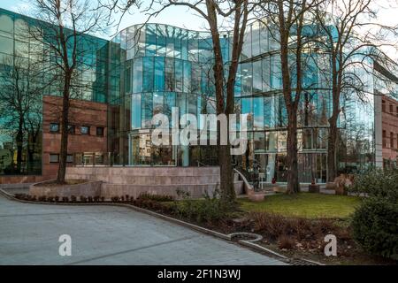 OPOLE, POLOGNE - 06 mars 2021 : un bel édifice moderne de l'Orchestre philharmonique d'Opole entièrement en verre Banque D'Images