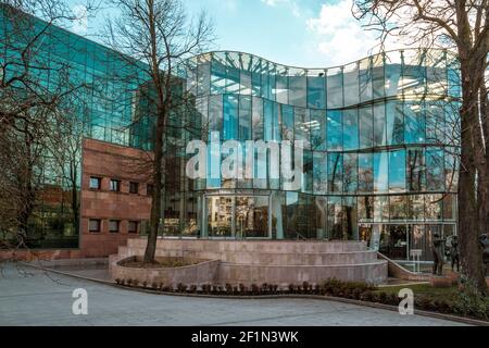 OPOLE, POLOGNE - 06 mars 2021 : un bel édifice moderne de l'Orchestre philharmonique d'Opole entièrement en verre Banque D'Images