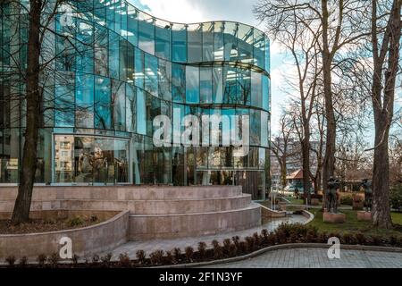 OPOLE, POLOGNE - 06 mars 2021 : un bel édifice moderne de l'Orchestre philharmonique d'Opole entièrement en verre Banque D'Images