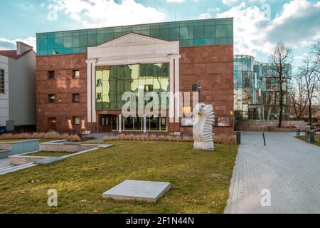 OPOLE, POLOGNE - 06 mars 2021 : un bel édifice moderne de l'Orchestre philharmonique d'Opole entièrement en verre Banque D'Images