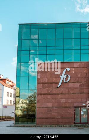 OPOLE, POLOGNE - 06 mars 2021 : un bel édifice moderne de l'Orchestre philharmonique d'Opole entièrement en verre Banque D'Images