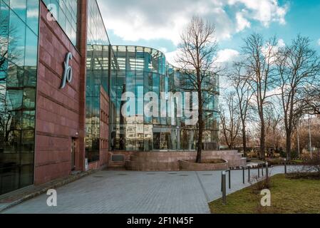 OPOLE, POLOGNE - 06 mars 2021 : un bel édifice moderne de l'Orchestre philharmonique d'Opole entièrement en verre Banque D'Images